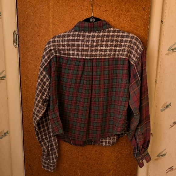American Eagle Red and Green Cropped flannel Long Sleeve Button Down Shirt - Picture 2 of 3